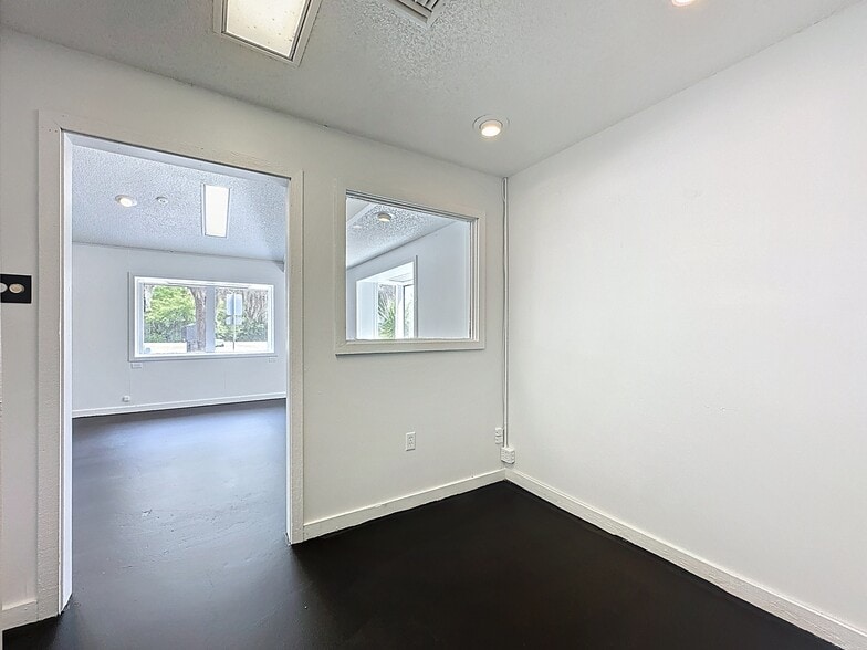More Photos Of 2017 W Main St, Leesburg Office For Lease