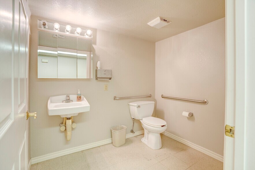 More Photos Of 2620 Carson St, Haltom City Light Distribution For Lease