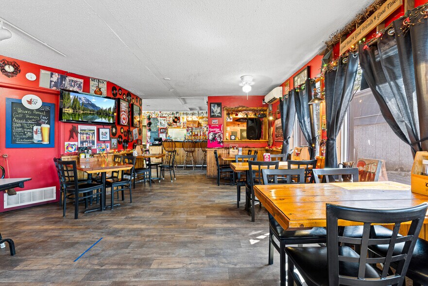 More Photos Of 7 Union St, Smiths Falls Restaurant For Sale