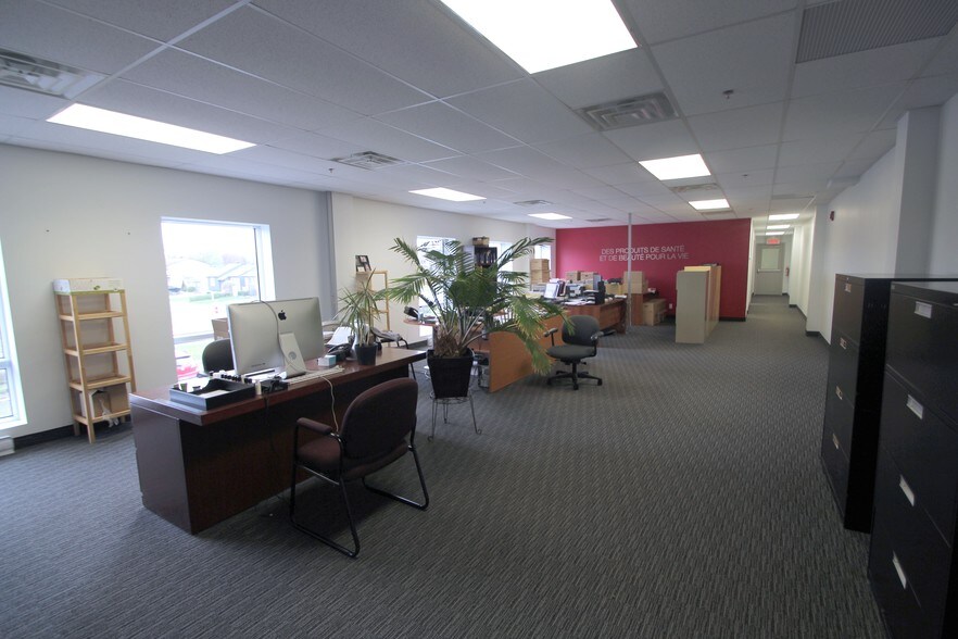 More Photos Of 160 Boul Industriel, Boucherville Manufacturing For Lease