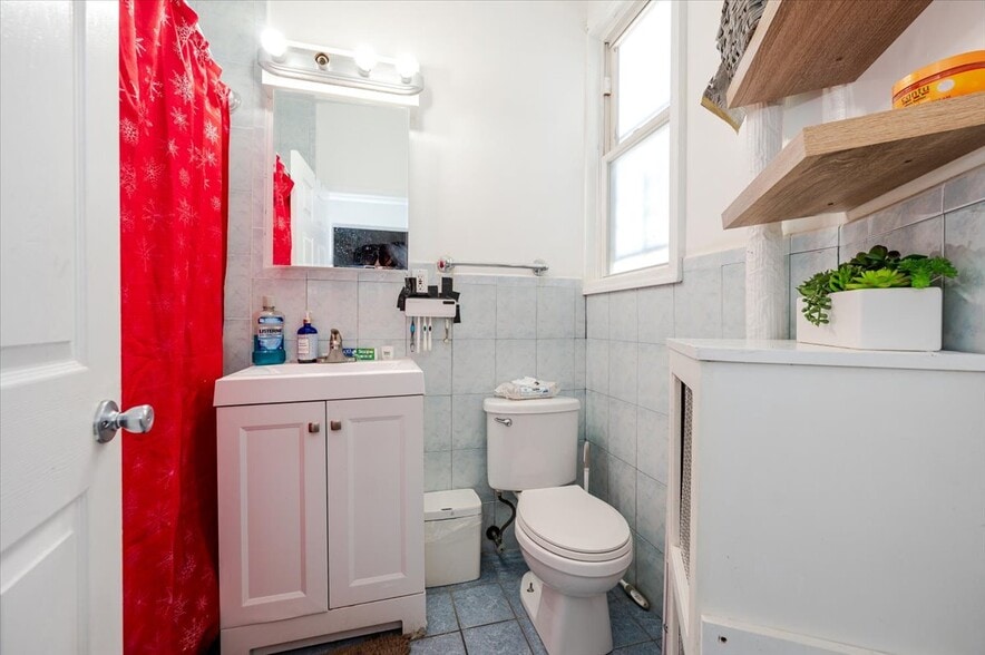 More Photos Of 2918 Bruckner Blvd, Bronx Bar For Sale