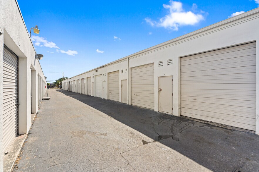 More Photos Of 7401 NW 68th St, Miami Self Storage For Lease