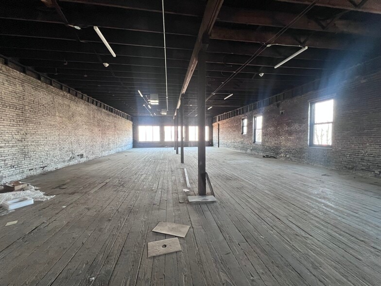 More Photos Of 372 S Main St, Memphis Storefront Retail Office For Sale