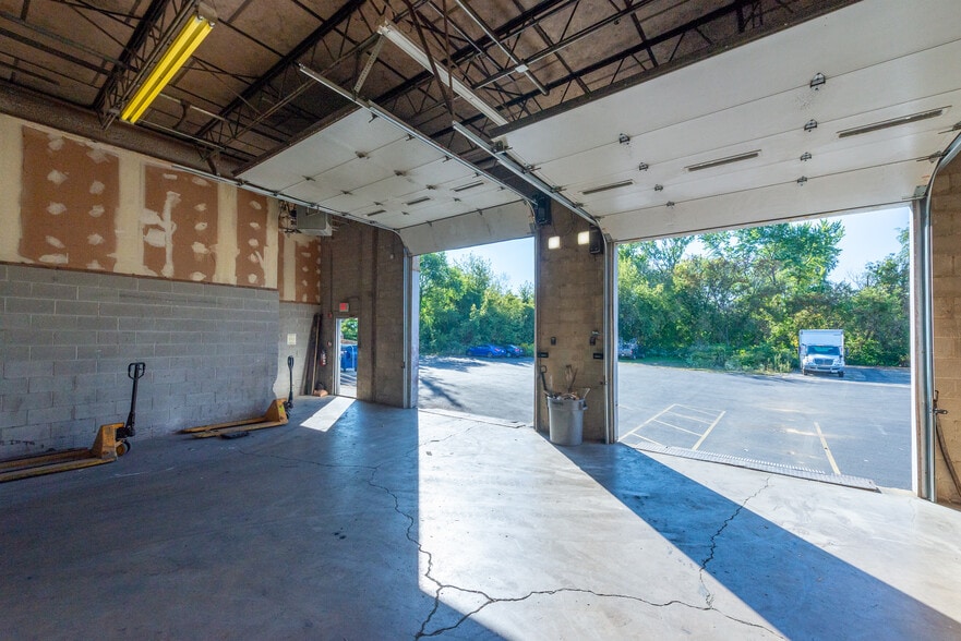 More Photos Of 1519 E Main St, St Charles Warehouse For Lease
