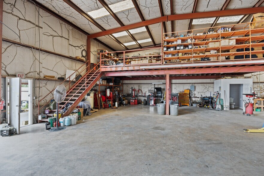 More Photos Of 955 W Kingsbury St, Seguin Auto Repair For Sale