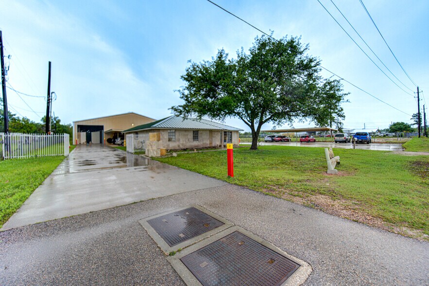 More Photos Of 1100 S Persimmon St, Tomball Warehouse For Sale