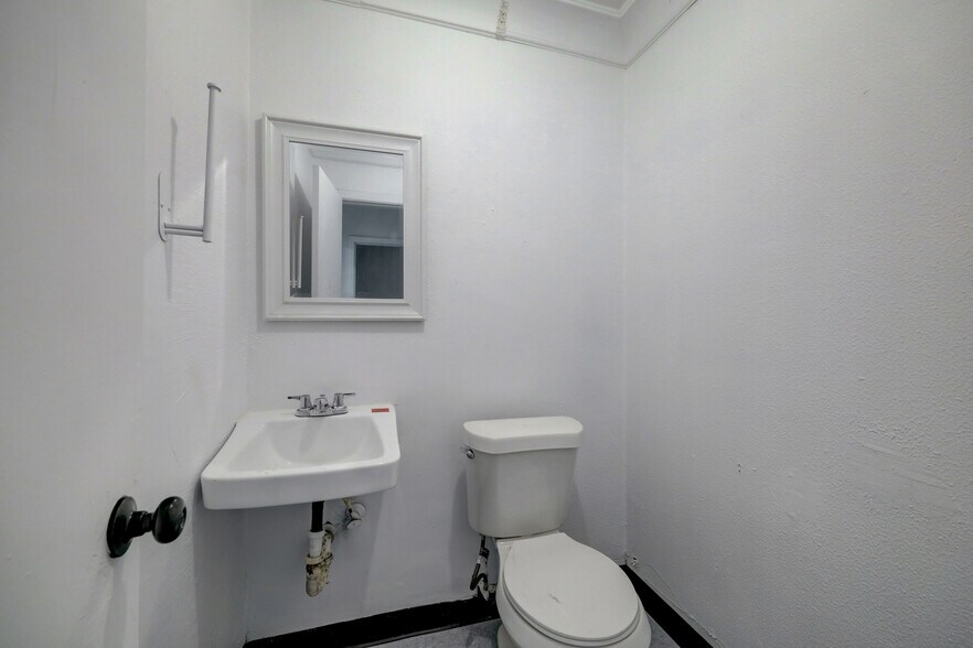 More Photos Of 10205 Market St, Jacinto City Unknown For Lease