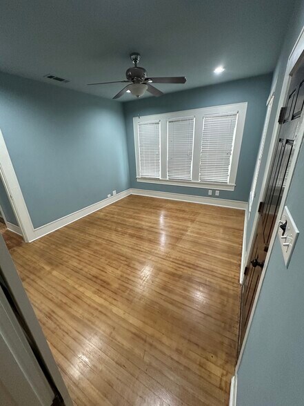 More Photos Of 1014 N Elm St, Denton Office Residential For Lease