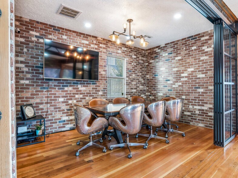 More Photos Of 2917 Washington St, Vancouver Storefront Retail Office For Sale