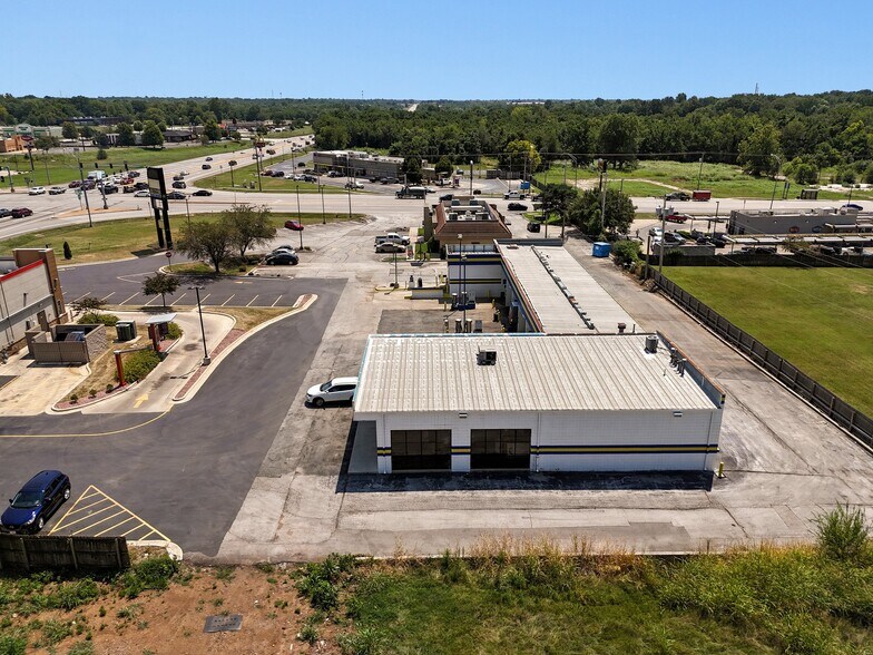 More Photos Of 419 N West Byp, Springfield Carwash For Sale