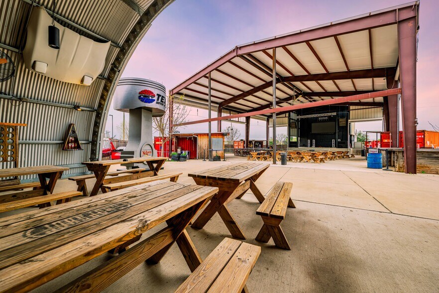 More Photos Of 309 S Oak St, Roanoke Restaurant For Lease