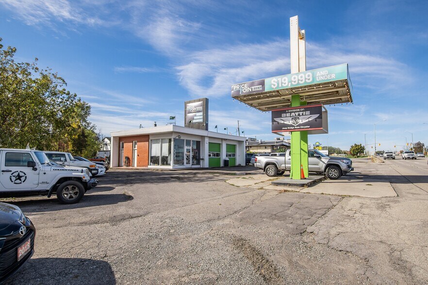 More Photos Of 146 Stewart Blvd, Brockville Light Manufacturing For Sale