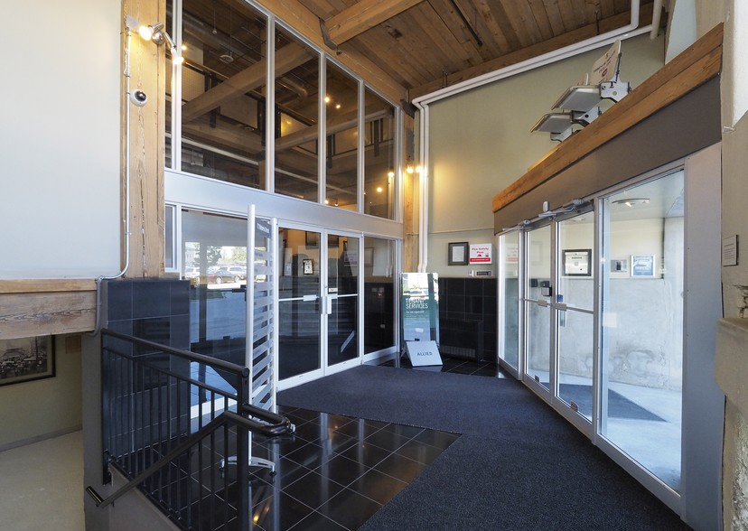 More Photos Of 72 Victoria St S, Kitchener Office For Lease