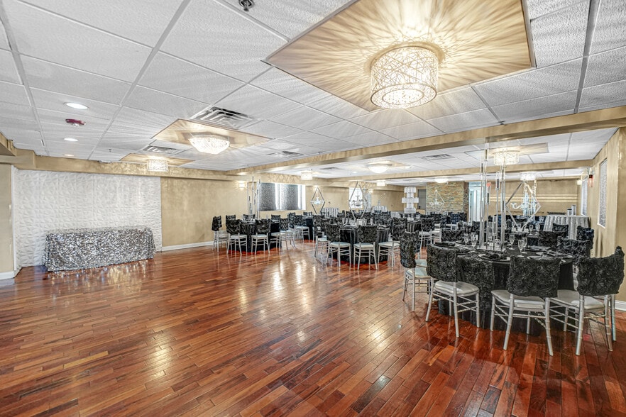 More Photos Of 2701 W 87th St, Evergreen Park Restaurant For Sale