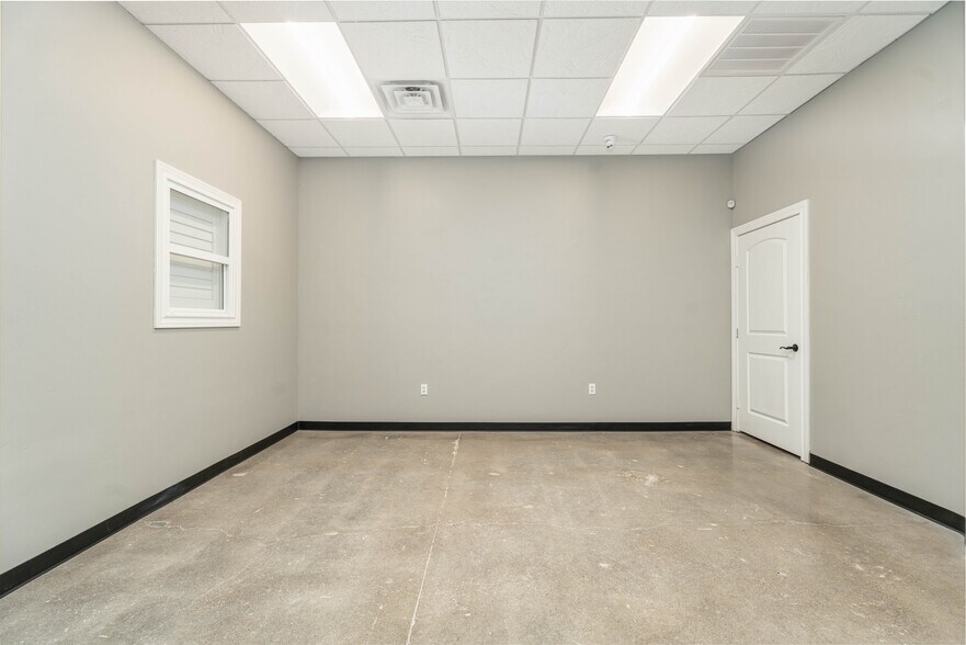 More Photos Of 5820 66th St, Lubbock Storefront Retail Office For Sale