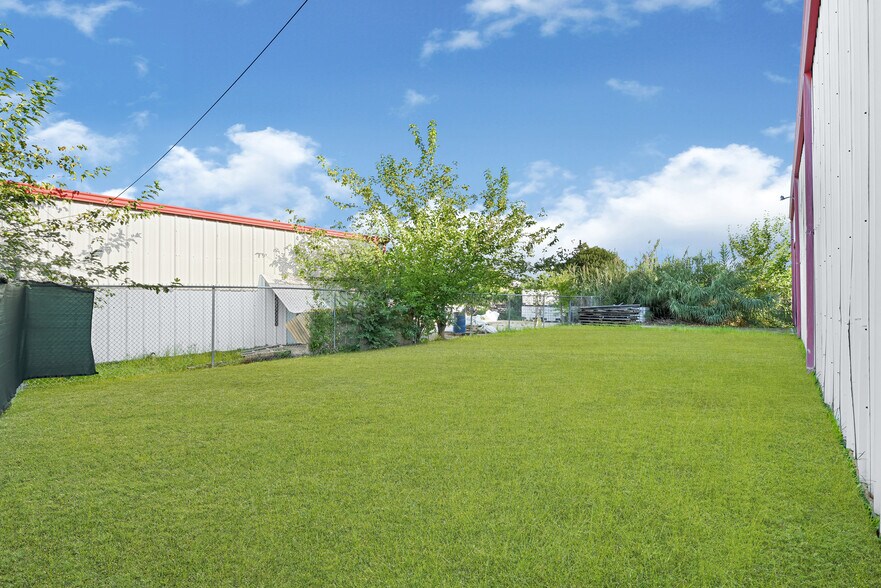 More Photos Of 1106 Witter St, Pasadena Industrial For Sale