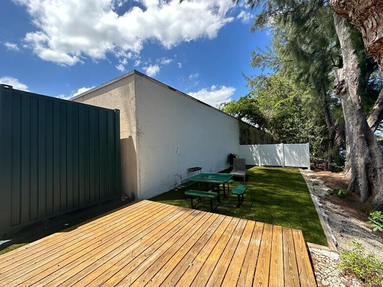 More Photos Of 423-425 NW 10th Ter, Hallandale Beach Light Manufacturing For Sale