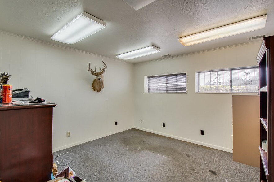 More Photos Of 1212 S Clay St, Ennis Manufacturing For Sale