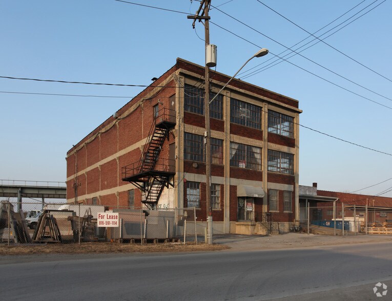 More Photos Of 1350 Woodswether Rd, Kansas City Warehouse For Lease