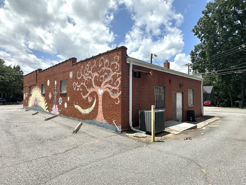 More Photos Of 195 W Statesville Ave, Mooresville Freestanding For Sale