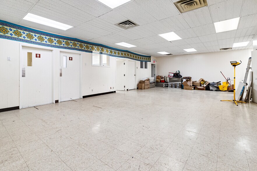 More Photos Of 8270 Av Mountain Sights, Montréal Office For Sale