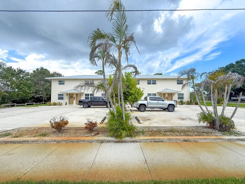 More Photos Of 604 SW 35th St, Palm City Apartments For Sale