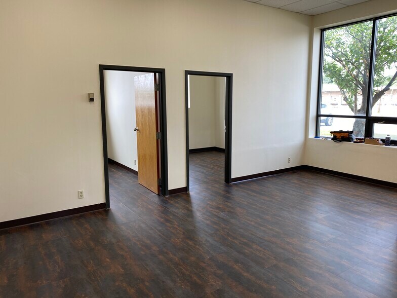 More Photos Of 1041 Pearl St, Brockton Showroom For Lease