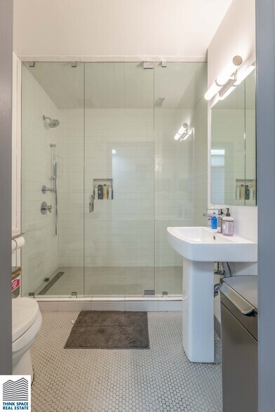 More Photos Of 913-915 N Highland Ave, Los Angeles Loft Creative Space For Lease