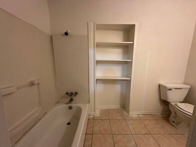 More Photos Of 6628 Crestway Dr, San Antonio Flex For Sale