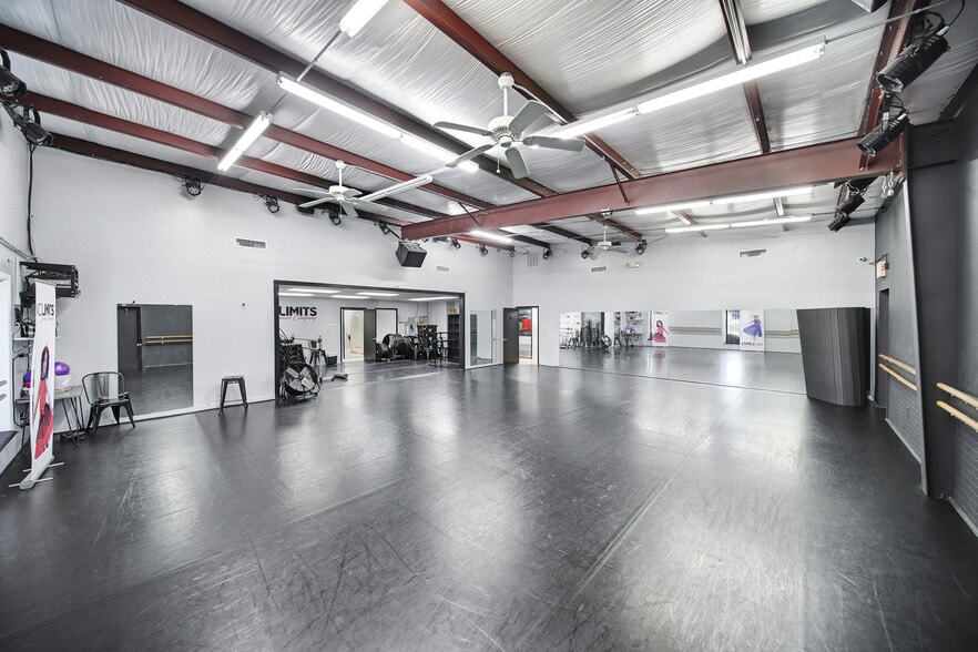 More Photos Of 908 N Sutherland Ave, Monroe Flex For Sale