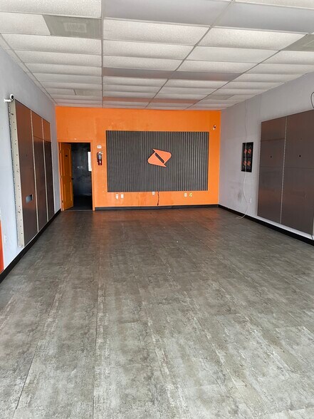 More Photos Of 12805 Cullen Blvd, Houston Unknown For Lease