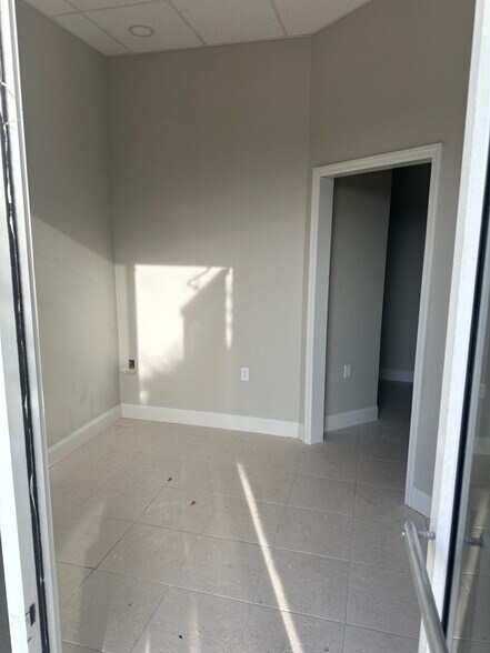 More Photos Of 24690 Sandhill Blvd, Punta Gorda Warehouse For Lease