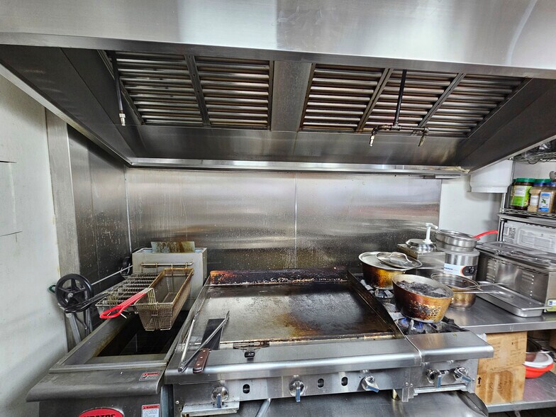 More Photos Of 342 Lewers St, Honolulu Restaurant For Lease