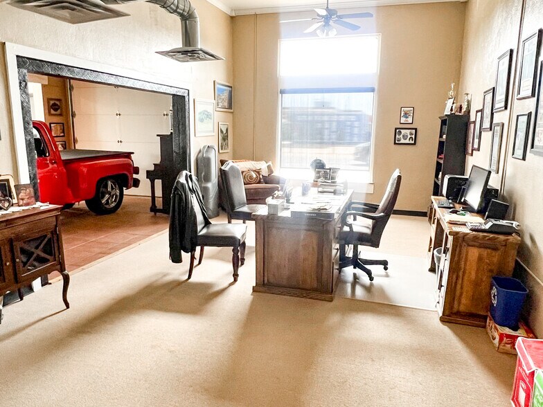 More Photos Of 1305 S 1st St, Abilene General Retail For Sale