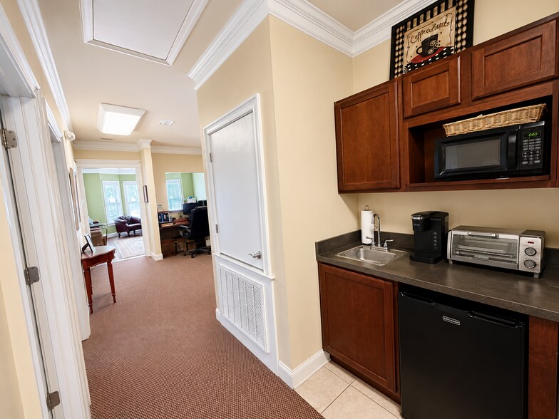 More Photos Of 1614 Mahan Center Blvd, Tallahassee Office For Sale
