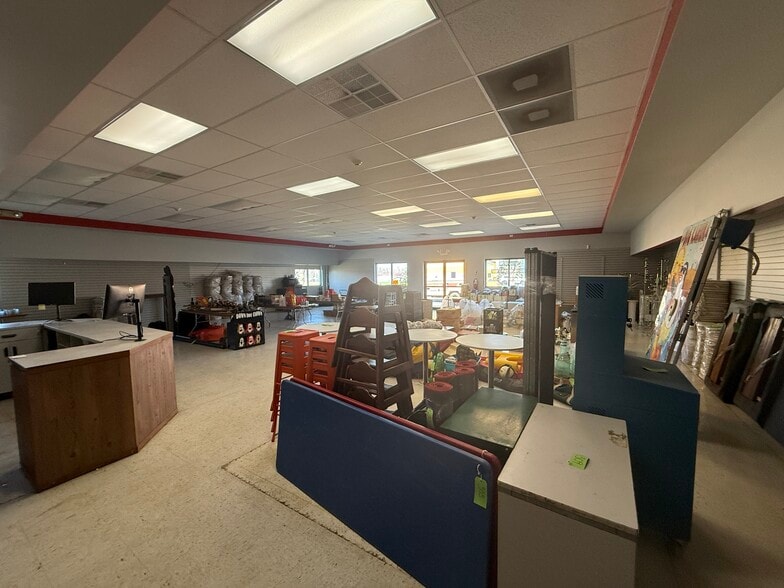 More Photos Of 1262 S Bridge St, Yorkville Service For Sale