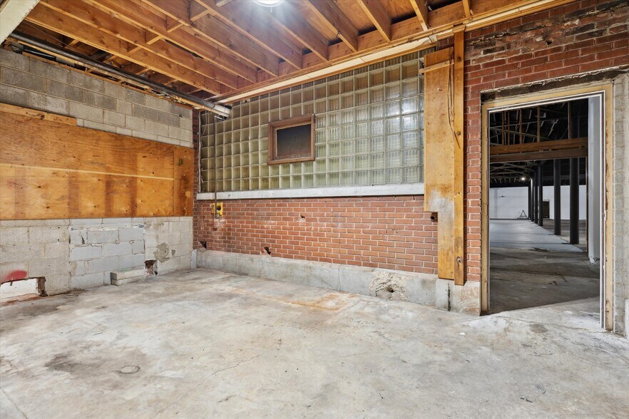 More Photos Of 969 Dixie Hwy, Rossford Freestanding For Sale
