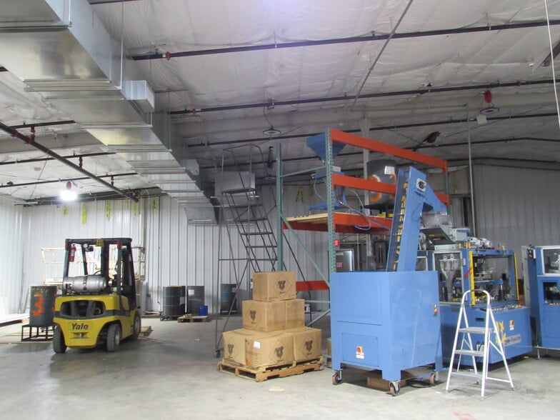 More Photos Of 549 Yorkville Park Sq, Columbus Warehouse For Lease