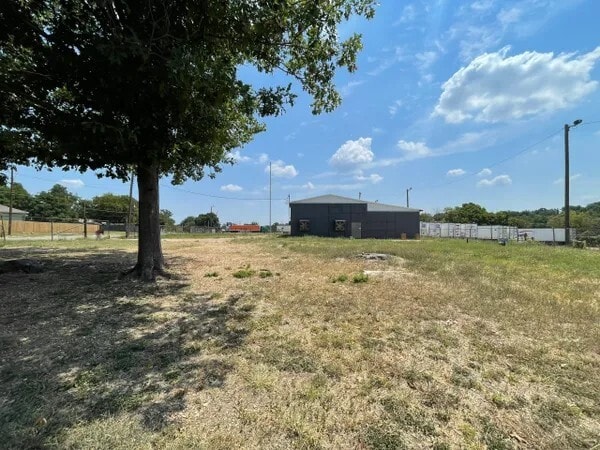 More Photos Of 1010 E Clarendon Dr, Dallas Distribution For Lease
