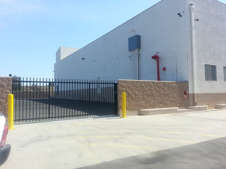 More Photos Of 417-421 E Commercial St, Anaheim Warehouse For Lease