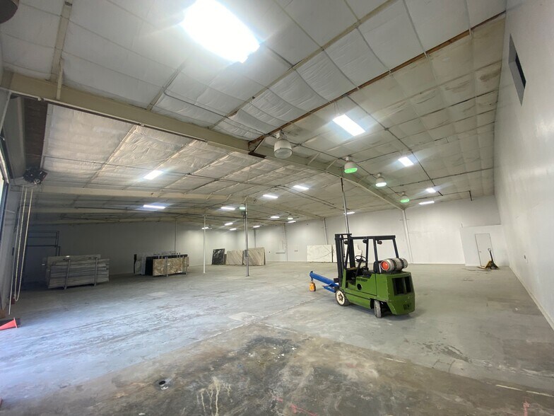 More Photos Of 2734 Burbank St, Dallas Warehouse For Lease