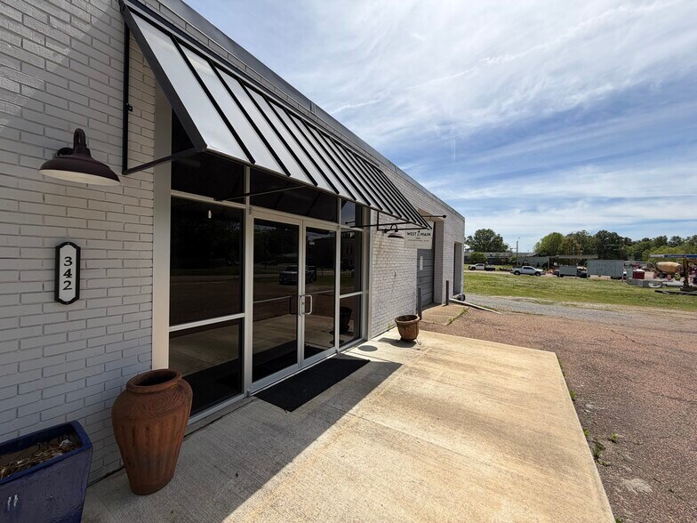 More Photos Of 344 1st St, Flora Restaurant For Lease