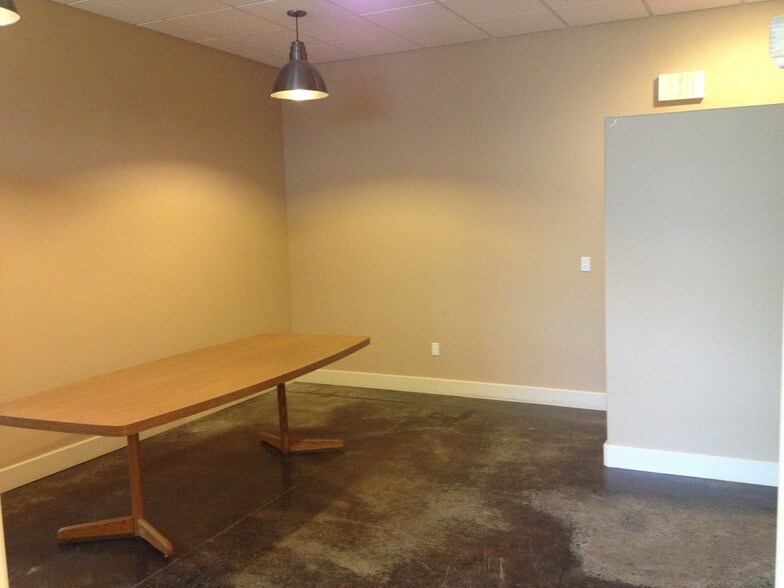 More Photos Of 1270-1284 NW Main St, Lee's Summit Flex For Lease
