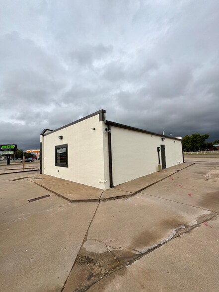 More Photos Of 200 S Fretz Ave, Edmond General Retail For Lease