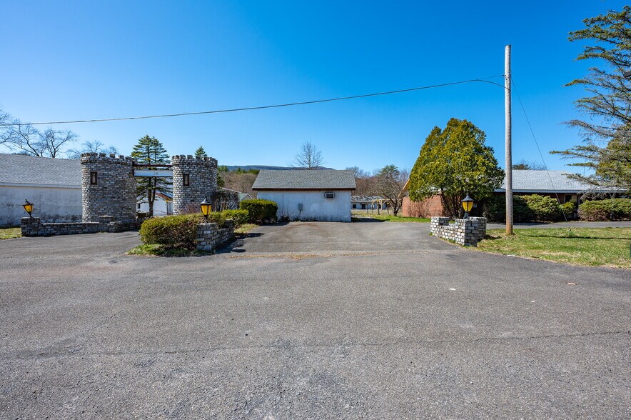More Photos Of 4858 Route 32, Catskill Hotel For Lease