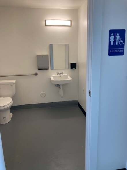 More Photos Of 511 Ocean Front Walk, Venice Apartments For Lease