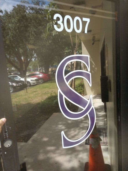 More Photos Of 3001-3017 Greene St, Hollywood Showroom For Lease