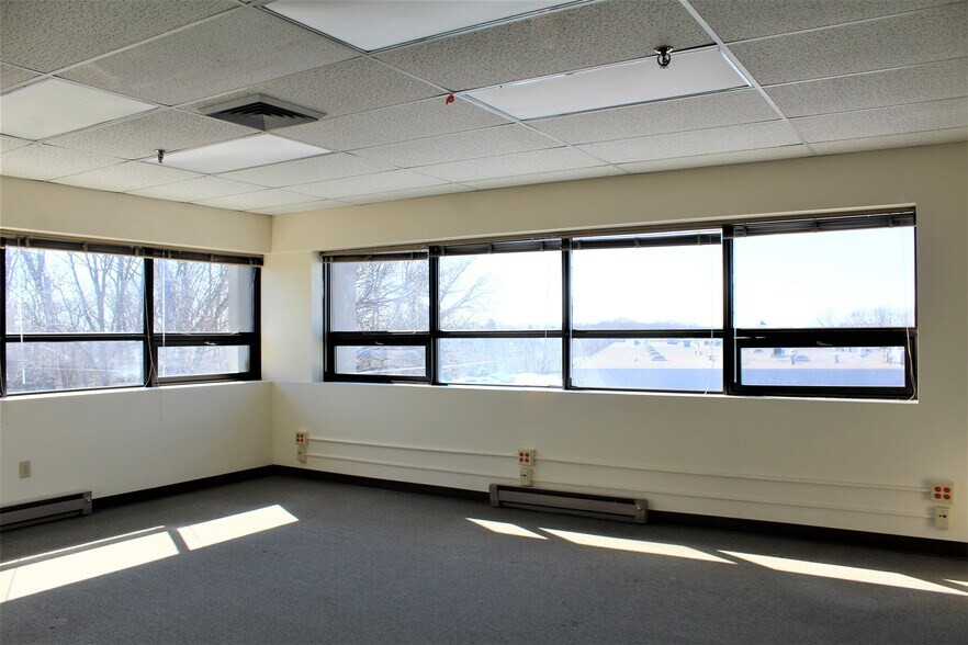 More Photos Of 30-39 Blackburn Ctr, Gloucester Warehouse For Lease