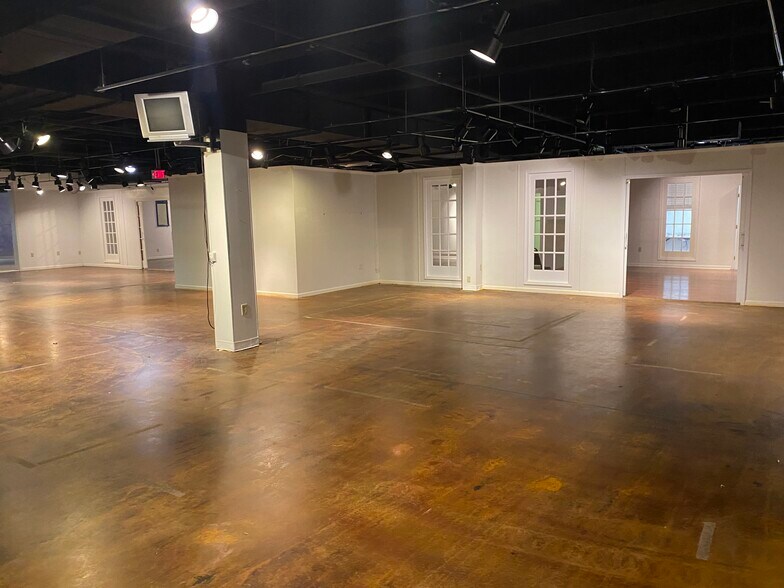 More Photos Of 156 S Main St, High Point General Retail For Sale