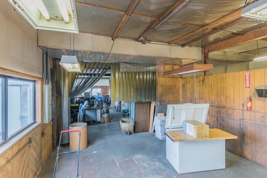 More Photos Of 941 SW Alder St, Dundee Warehouse For Sale